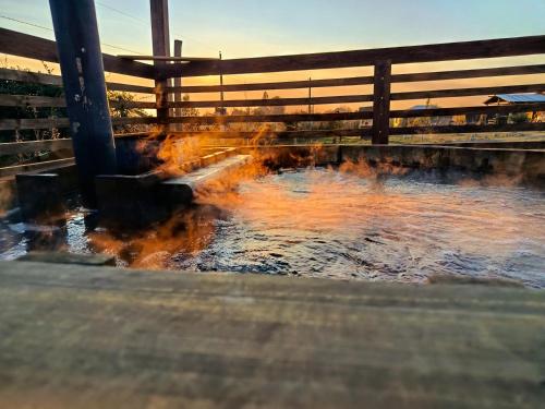 Πισίνα στο ή κοντά στο CABAÑA RAIZ INDOMITA PINTO Ñuble