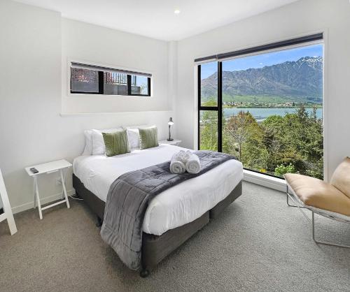 Un pat sau paturi într-o cameră la Frankton Retreat Modern 3BR with Lake Views