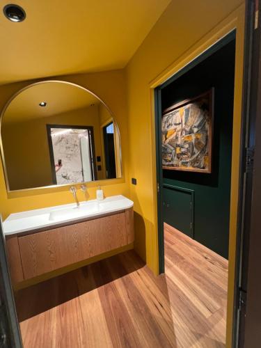 ワナカにあるPoolside Peaks - designer house, spa, fire, poolの洗面台と鏡のあるバスルーム