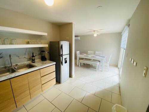 Ramos ArizpeCasa Recién-Remodelada Ideal, Ejecutivos, Trabajos的配有冰箱和桌子的厨房