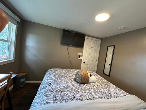 Cozy Small Room - Queen bed - Free Parking in Charlottetown في شارلوت تاون: غرفة نوم بها سرير مع وسادة عليه