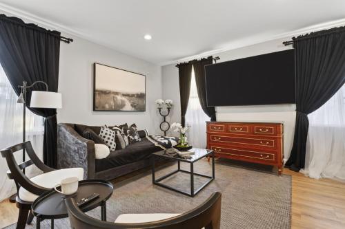 Χώρος καθιστικού στο Cozy 1BR Retreat Sleeps 2 Near Downtown & NC State