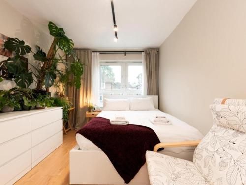 En eller flere senge i et værelse på Stylish 2-Bed Flat in Woolwich, Central London