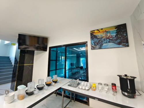 Kuchyň nebo kuchyňský kout v ubytování The Answer Hotel