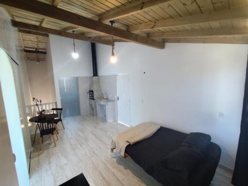 een woonkamer met een blauwe bank en een tafel bij Loft em Florianópolis à 1km da praia in Florianópolis