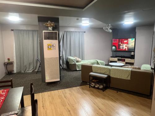 Una televisión o centro de entretenimiento en Portuito Residences