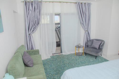 Panorama Keur Gorgui في Dakan: غرفة نوم بها سرير وكرسي ومرآة