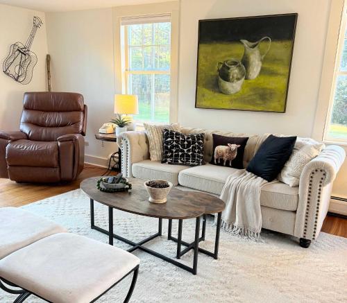 Posezení v ubytování The Carriage House - Historical Farmhouse