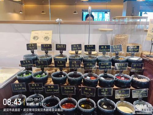 uma exibição de tigelas de comida numa prateleira em Atour Hotel Wuhan Chuhehanjie Xiu Theater em Wuhan