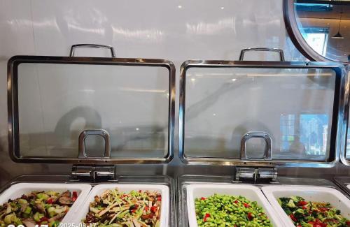 um frigorífico com duas bandejas de diferentes tipos de alimentos em Atour Hotel Wuhan Chuhehanjie Xiu Theater em Wuhan