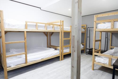 Ένα ή περισσότερα κρεβάτια σε δωμάτιο στο ゴーゴーマリンホテル 東京千葉館山