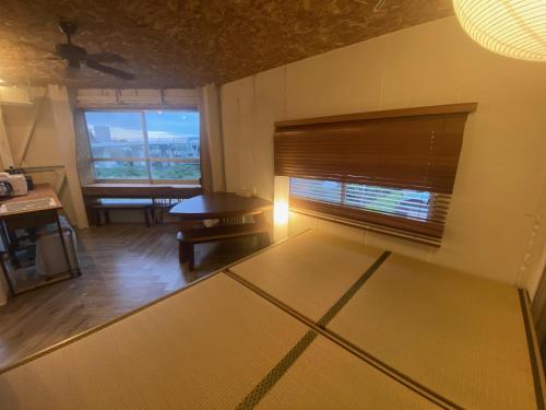 a living room with a table and a window at HB3B 小田原 港徒歩3分 2家族メゾネット和洋室 10名可 箱根板橋駅徒歩8分 早川駅徒歩7分 Odawara 3 min to port Two family maisonette for 10 Western rooms 8 min to Hakone Itabashi Station 7 min to Hayakawa Station in Odawara