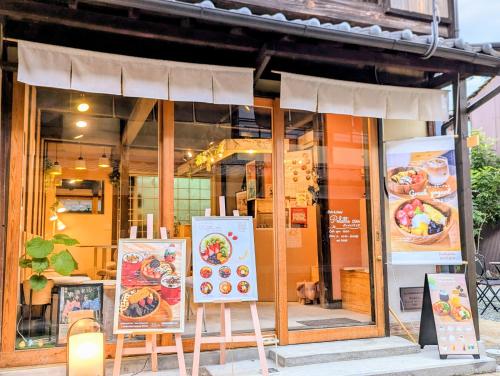 女子旅のホテル Palette STAYs パレットステイズ في Ōzu: واجهة متجر عليها لافتات