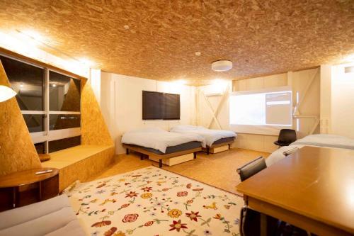 a small room with two beds and a tv at HB3B 小田原 港徒歩3分 2家族メゾネット和洋室 10名可 箱根板橋駅徒歩8分 早川駅徒歩7分 Odawara 3 min to port Two family maisonette for 10 Western rooms 8 min to Hakone Itabashi Station 7 min to Hayakawa Station in Odawara