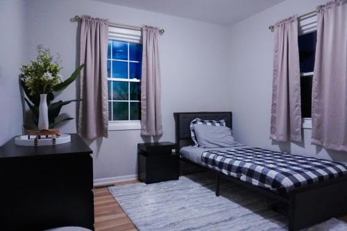 Jacuzzi Cul de Sac Home في Country Club Hills: غرفة نوم بها سرير ونافذة