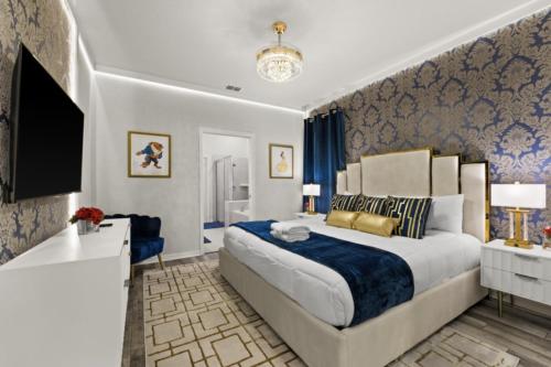 una camera da letto con un letto grande e una televisione di New 2025 Bambi Orlando Pool Vacation Home a Clermont
