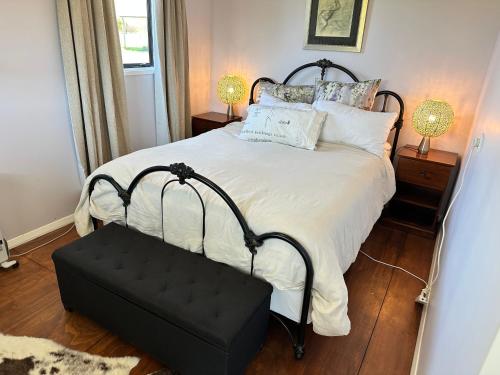 Dark Sky Cottage في غريتاون: غرفة نوم بسرير كبير بإطار أسود