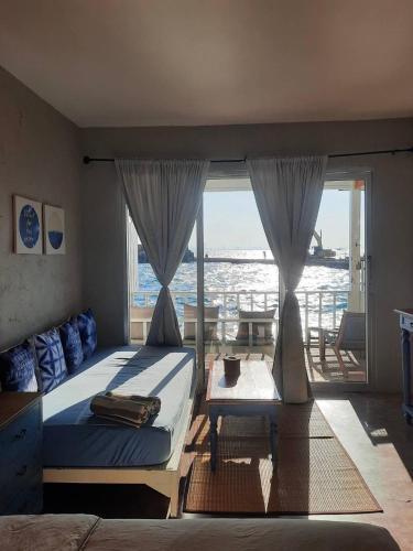 a bedroom with a bed and a view of the ocean at บ้านฟ้าใส รีสอร์ท เกาะล้าน in Ko Larn