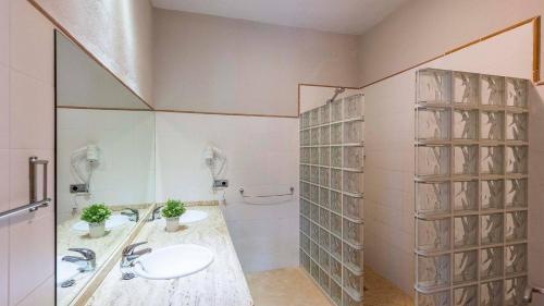 Et badeværelse på Villa Rural Zen by Hacienda Alfacara