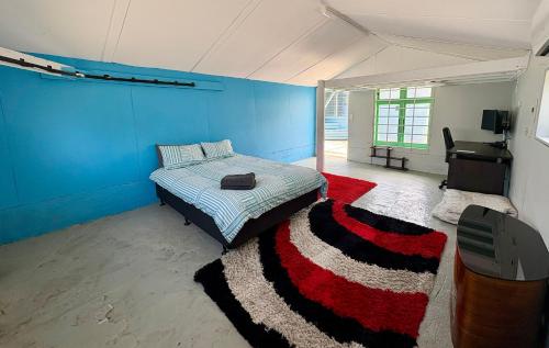 Un pat sau paturi într-o cameră la Shire Peak Farm Near Hobbiton Stunning Views