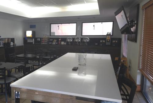 En restaurant eller et andet spisested på Wingate by Wyndham North East