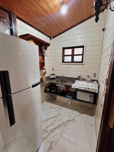 弗洛里亚诺波利斯Casa Da Cris的厨房配有白色冰箱和台面