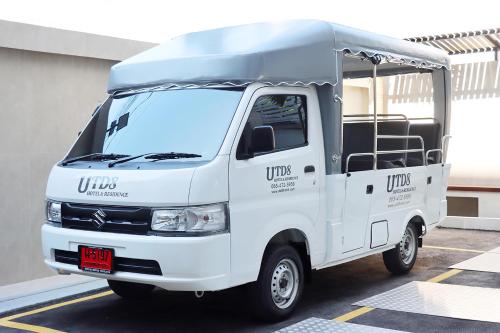バンコクにあるUTD8 Hotel and Residenceの駐車場に停車した白いトラック