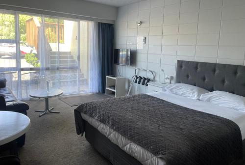 Ένα ή περισσότερα κρεβάτια σε δωμάτιο στο Aaron Court Motel Whangarei