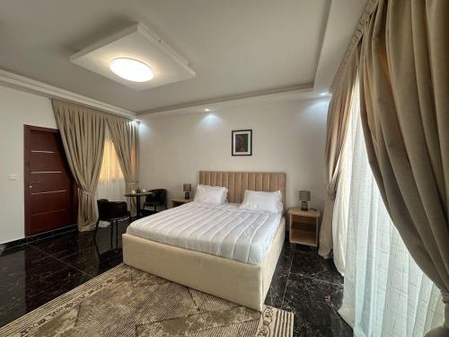 Giường trong phòng chung tại 2 BEDROOMs chez DIBA