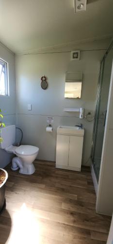 Ένα μπάνιο στο Misty Valley Hilltop Farmstay - Off Grid Retreat