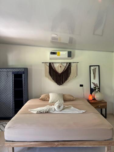 Giường trong phòng chung tại Deer House Cabuya