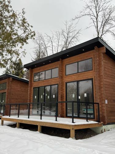 Bygningen som campingpladsen ligger i