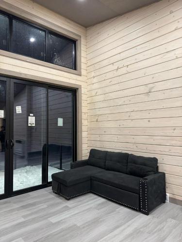 Et opholdsområde på 2-BDR Camper Cottage on Rice Lake #12