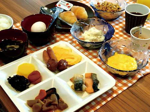 アミスタホテルアネックス في Matsuura: طاولة مليئة بأطباق الطعام على طاولة