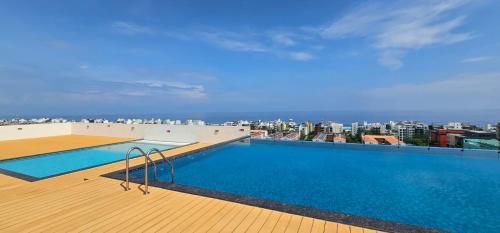 ein Schwimmbad auf dem Dach eines Gebäudes in der Unterkunft Skyline Stay in Male City