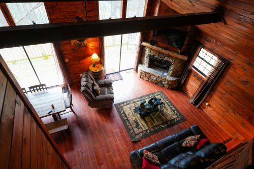 The Bearfoot Cabin! Ideally located, decorated for Christmas, Fireplace, Game Room! photo 11