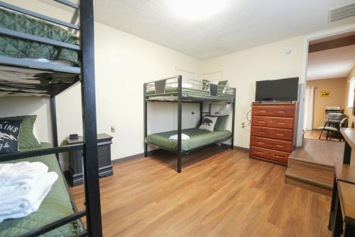 The Bearfoot Cabin! Ideally located, decorated for Christmas, Fireplace, Game Room! photo 12