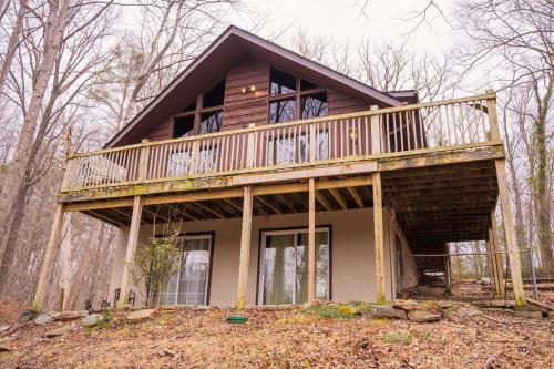 The Bearfoot Cabin! Ideally located, decorated for Christmas, Fireplace, Game Room! photo 13