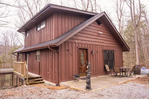The Bearfoot Cabin! Ideally located, decorated for Christmas, Fireplace, Game Room! photo 15