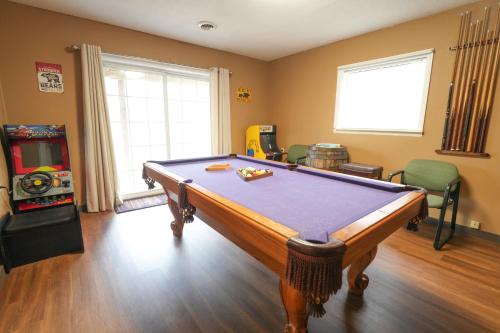 The Bearfoot Cabin! Ideally located, decorated for Christmas, Fireplace, Game Room! photo 16