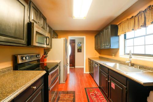 The Bearfoot Cabin! Ideally located, decorated for Christmas, Fireplace, Game Room! photo 17