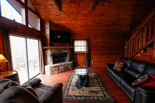 The Bearfoot Cabin! Ideally located, decorated for Christmas, Fireplace, Game Room! photo 18