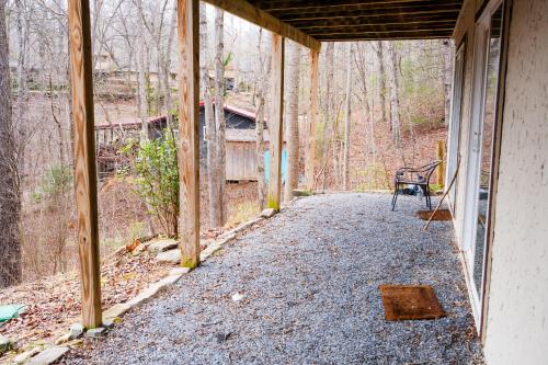 The Bearfoot Cabin! Ideally located, decorated for Christmas, Fireplace, Game Room! photo 20