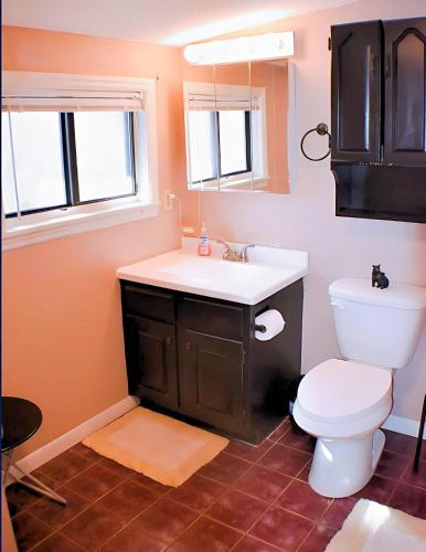 The Bearfoot Cabin! Ideally located, decorated for Christmas, Fireplace, Game Room! photo 21