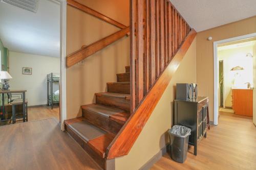 The Bearfoot Cabin! Ideally located, decorated for Christmas, Fireplace, Game Room! photo 22
