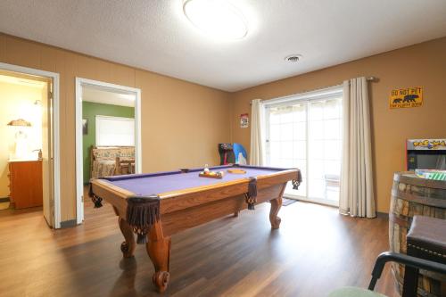 The Bearfoot Cabin! Ideally located, decorated for Christmas, Fireplace, Game Room! photo 23