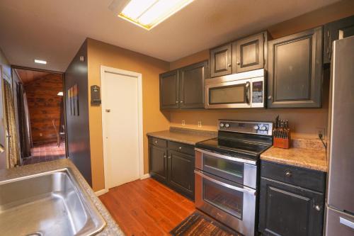 The Bearfoot Cabin! Ideally located, decorated for Christmas, Fireplace, Game Room! photo 24