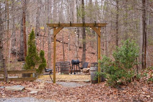 The Bearfoot Cabin! Ideally located, decorated for Christmas, Fireplace, Game Room! photo 25