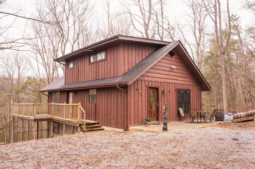 The Bearfoot Cabin! Ideally located, decorated for Christmas, Fireplace, Game Room! photo 26