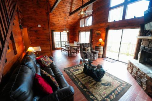 The Bearfoot Cabin! Ideally located, decorated for Christmas, Fireplace, Game Room! photo 27